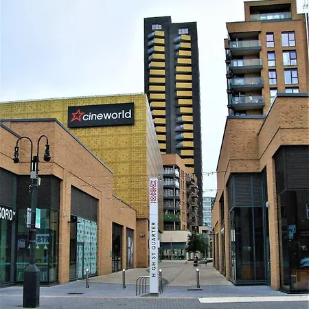 Room With Private Bathroom, Near Heathrow Airport, Tube Station, Shops, Cinema In Shared Flat
